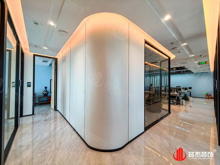 开放办公区过道